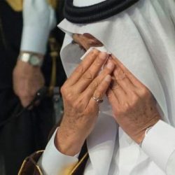 خالد بن طلال في تغريدة طريفة : استأذنتُ الملك سلمان في تقبيل يده ولكن خفت من الفغم