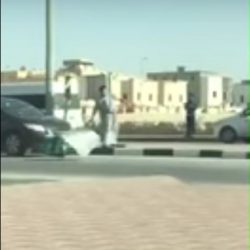 فيديو مخيف لسيدة تحمل سكيناً وتتجول في أحد أحياء جدة