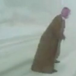 بالفيديو ..مأساة فتاة حجابها سبب طلاقها ووالدها يواسيها بقصيدة فخر بأخلاقها