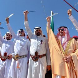 الأمير مقرن وأمير الرياض يؤديان صلاة الميت على الأمير بدر بن سلمان بن سعود ووالدة الأميرة نوف بنت سعود