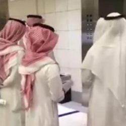 بالصور.. الأمير متعب بن عبدالله يقدم واجب العزاء لأسرة الراحل “الشريدة”
