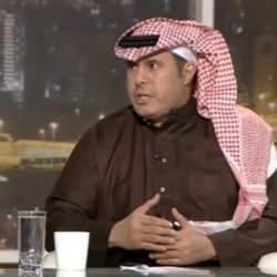 شاهد.. الأمير أحمد بن عبدالعزيز يؤدي العرضة مع محمد بن فهد بروضة التنهات