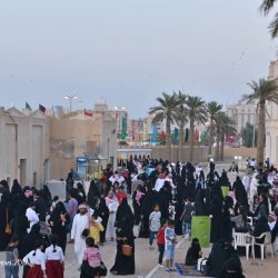 بالصور.. خادم الحرمين يستقبل الرئيس المصري لدى وصوله الرياض