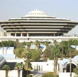 الرياض: السجن والجلد والغرامة لمواطن حاول الاعتداء على “أمن المطار”