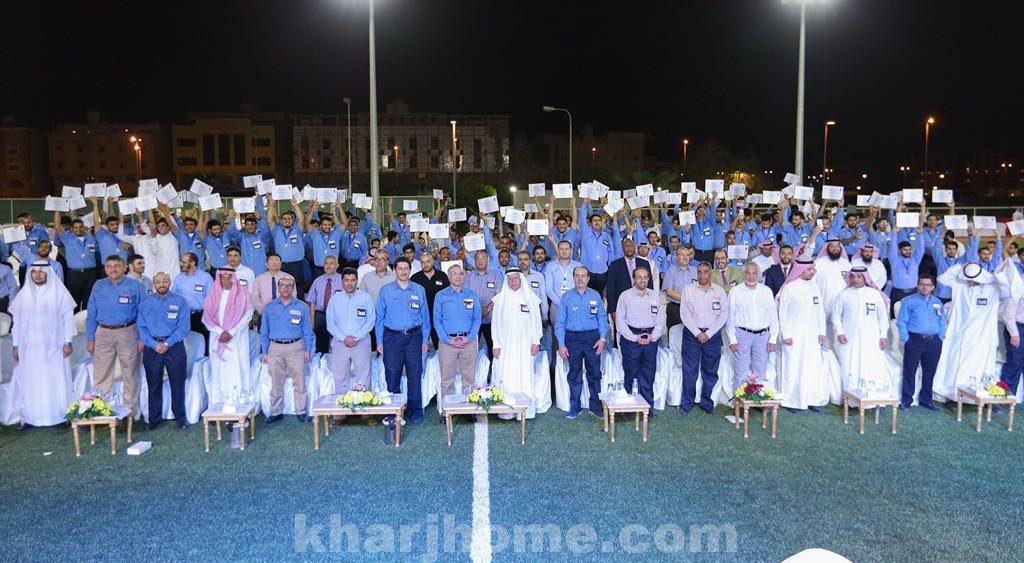 صورة تجمع الخريجين بمسؤولي الشركة السعودية للكهرباء