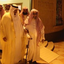 بالصورة.. أمير مكة يرفض تقبيل نائبه ليده خلال مأدبة عشاء