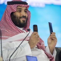 بالصور.. أمير الرياض يؤدي صلاة الميت على الشيخ «السدلان»