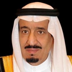 رئيس محاكم رأس الخيمة يكرم موظفاً سعودياً