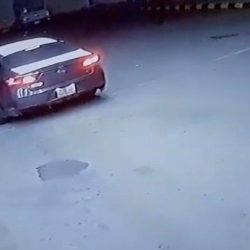 مواطن يطارد لصاً سرق سيارته في مكة ويقبض عليه ويسلمه للشرطة