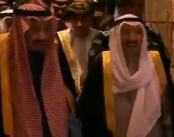 فيديو.. خادم الحرمين يؤدي العرضة السعودية بمشاركة قادة دول مجلس التعاون