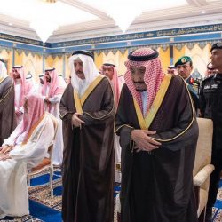 فيديو مؤثر.. الأمير فيصل بن بندر يدعو لوالده بعد دفنه في مكة المكرمة