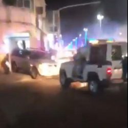 وزير الداخلية يزور مدير إدارة الدوريات بالمدينة للاطمئنان على صحته بعد تعرضه للإصابة