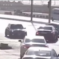 بالفيديو.. خلافات تقود زوجاً لدهس زوجته عمداً في شارع عام بخميس مشيط