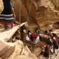 بالفيديو.. شخص يسقط من قمة جبل بجازان.. ومواطنون يسارعون لإنقاذه