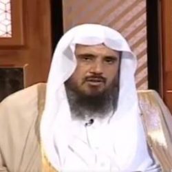 شاهد.. الأمير عبدالعزيز بن فهد يبكي متأثراً خلال دفن رفيق دربه عبدالله آل الشيخ