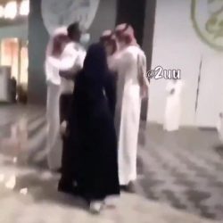 بالفيديو.. وزير الصحة الإماراتي يتلقى الجرعة الأولى من لقاح “كورونا”