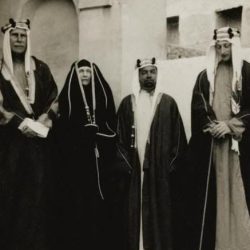 صورة نادرة للملك سعود مع أبنائه وأحفاده الأمراء في الظهران