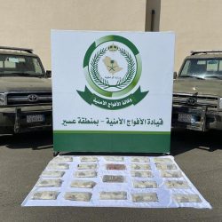 بالصور.. محافظ بارق وجمع من الأهالي يستقبلون جثمان الشهيد العريف أحمد الشهري