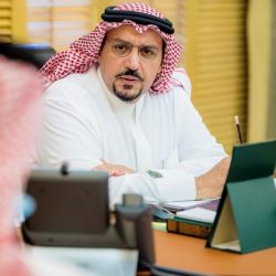 بعد أدائهما مناسك العمرة.. وزير الإعلام المكلف يلتقي نظيريه البحريني والكويتي