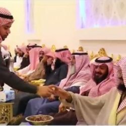 صورة قديمة تجمع الملك فهد وعددًا من الوزراء لمبايعة الأمير خالد بن عبد العزيز وليًا للعهد