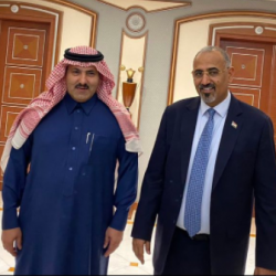 صورة عفوية تجمع الملك فهد ونجله الأمير عبدالعزيز في صغره بإحدى المناسبات