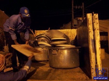 بمكة : مواطن يقدم القهوة والتمر لعمال النظافة احتفالاً بعودتهم لمزاولة عملهم (صورة)