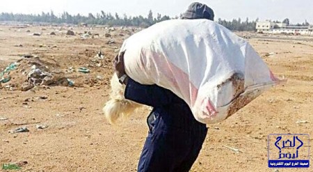 بالفيديو .. مواطن ينجو بزوجته وطفليه من مياه نفق بالرياض