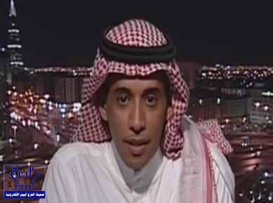 بالفيديو.. سعوديان يفترشان “الطريق” في انتظار المرور