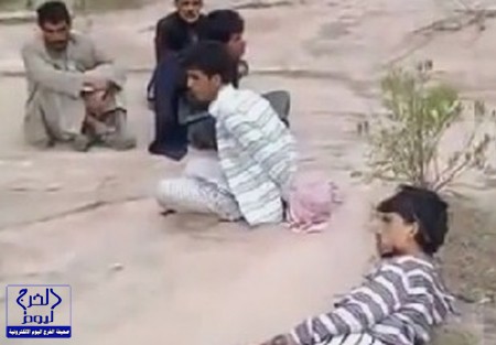 بالفيديو.. امرأة أفريقية تتمدد على الأرض في أحد شوارع مدينة سعودية وتثير استغراب المارة