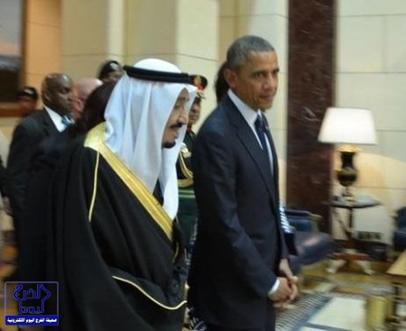 بالفيديو.. خادم الحرمين يُوقف برتوكول استقبال أوباما لأداء صلاة العصر