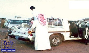 بالصورة.. مركبة مسؤول تتوسط مدخل مستشفى الملك عبدالعزيز بالزاهر
