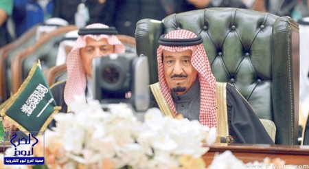 خادم الحرمين يغادر قاعة القمة العربية بعد كلمة الرئيس اليمني