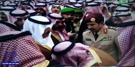 بالفيديو والصور.. وصول الأمير مقرن لقصر الحكم لمبايعة محمد بن نايف ومحمد بن سلمان