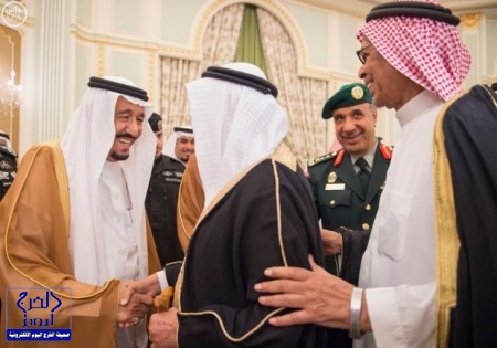 صورة توثّق قصة وفاء تجاه الإعلامي ماجد الشبل خلال لقاء الملك سلمان بالإعلاميين