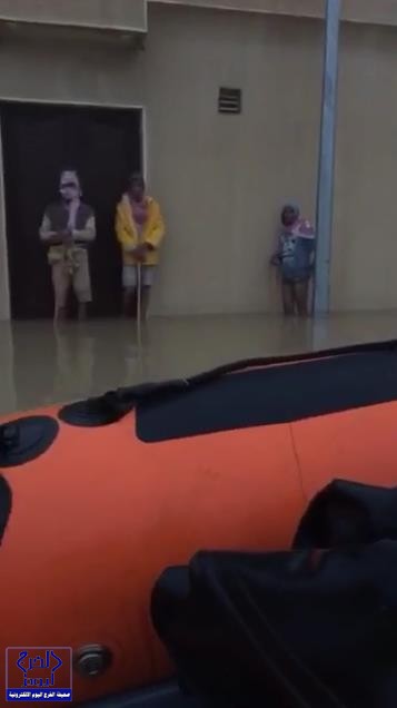 بالفيديو.. متهور يلقي بنفسه في “سيول رماح” مستعرضاً أمام المتجمهرين مهارته بالسباحة