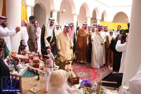 صور مؤثرة للحظة التقاء أحد اليمنيين العائدين من غوانتانامو بعائلته في المملكة