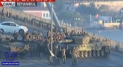 صور تظهر دور الشعب التركي في إفشال محاولة الانقلاب وتصديه للدبابات
