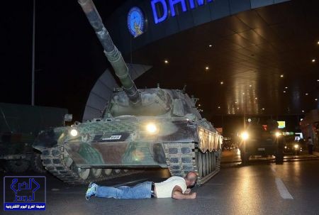 بالفيديو.. جنود أتراك يسلمون أنفسهم لقوات الأمن بعد فشل محاولة الانقلاب