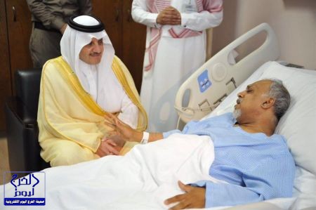 طبيبة وممرضة تسعفان مصاباً في حادثة سير بأحد شوارع الرياض