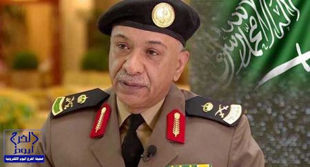 شاهد .. الأمير خالد الفيصل يستمر بالتصفيق الحار عقب السلام الوطني رغم توقف الحضور