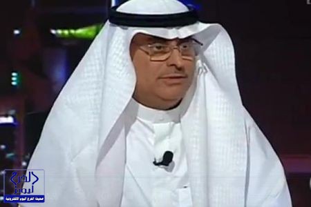 بالفيديو.. مذيع سعودي يحلق شعره على الهواء مباشرة تضامناً مع المصابات بسرطان الثدي