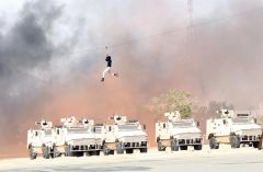 بالصور..ضباط لواء الأمن ينفذون مهارات مكافحة الشغب والتظاهر أمام وزير الحرس