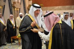 بالصورة.. أمير مكة يرفض تقبيل نائبه ليده خلال مأدبة عشاء
