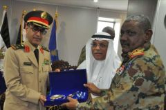 رئيس المجلس الانتقالي بالسودان يمنح الملحق العسكري السعودي وسام النيلين