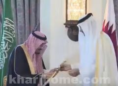 بالفيديو.. خادم الحرمين بعد تسلمه سيف جاسم من أمير قطر: حطوه في الدرعية