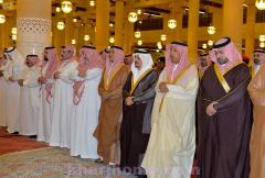 بالصور.. أمير الرياض يتقدم المصلين على والدة الأمير فيصل بن طلال بن عبدالعزيز