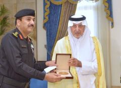 الأمير خالد الفيصل يكرم عدداً من ضباط وأفراد الدوريات الأمنية بجدة