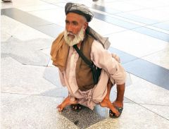 مسن باكستاني يحج على يديه متحدياً إعاقته الدائمة