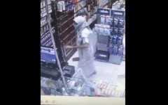 شاهد … القبض على “ملثمَين” اقتحما صيدلية في الطائف وهددا الموظف وأحد الزبائن بسكين