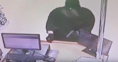 بالفيديو.. لص مسلح بملابس نسائية يسطو على صيدلية بمكة المكرمة